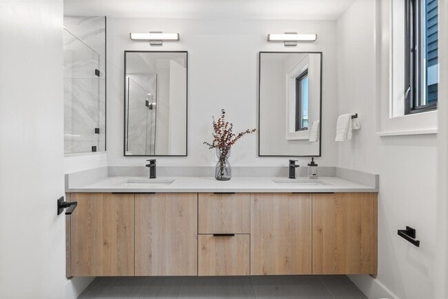 Building Photo - 532 E 3rd St