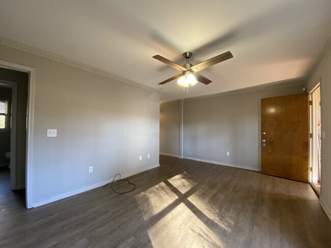 Building Photo - 2 Bedroom | 1 Bathroom | Walk to Downtown Simpsonville | Available Now