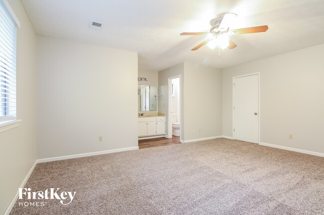 Building Photo - 3226 Deshong Dr SW