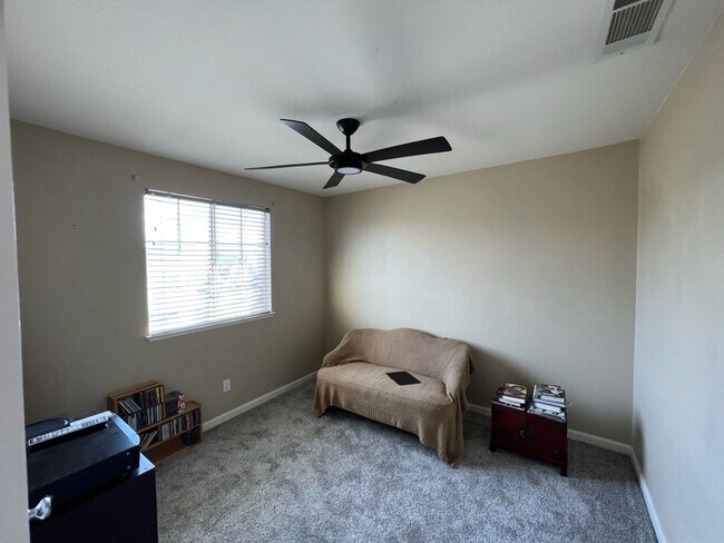 Building Photo - 3 bedroom + a loft in desirable Manteca!