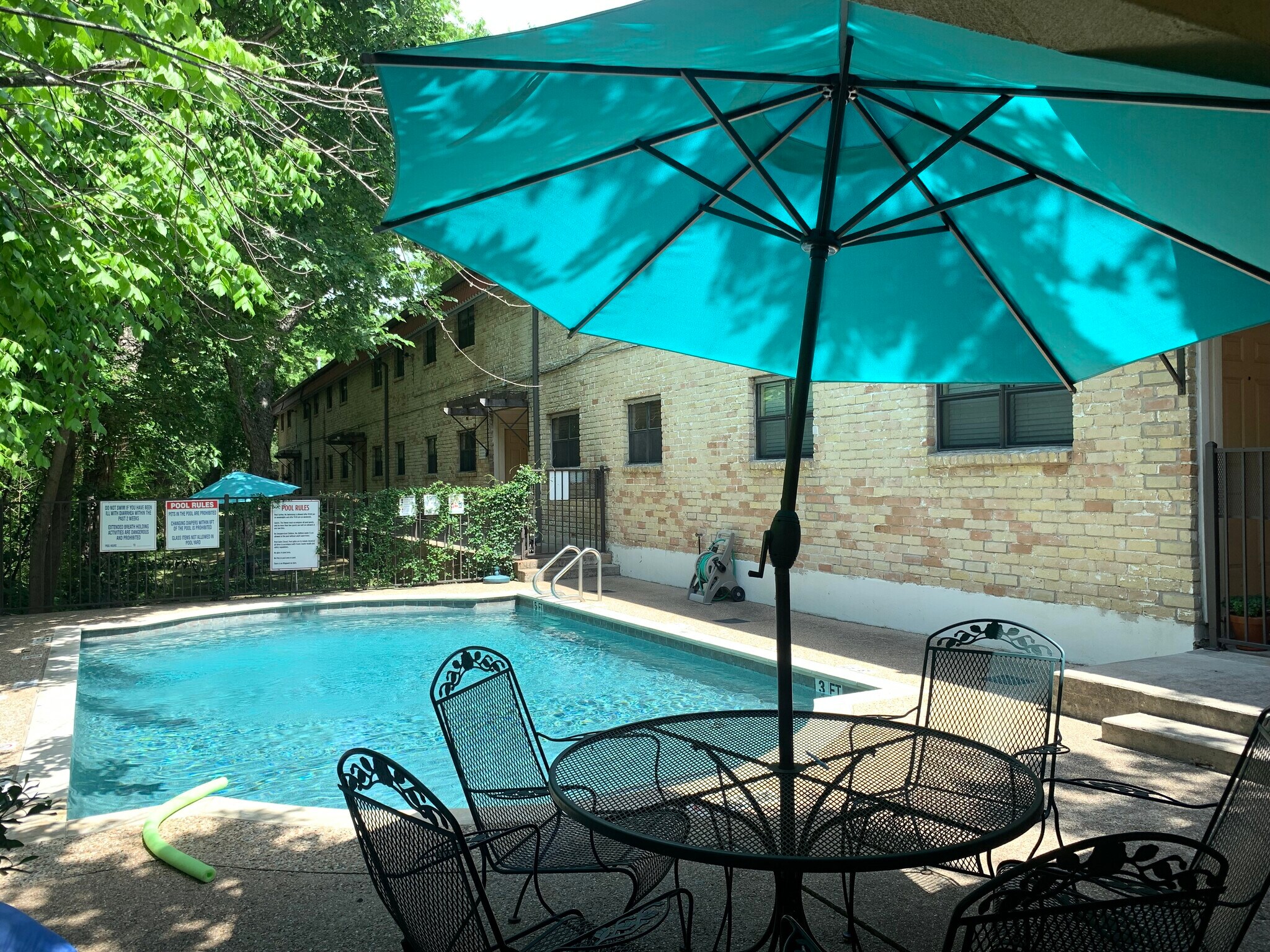 One bedroom x one bathroom condo. Corner unit. Private. Pool! - 407 E 45th St #116