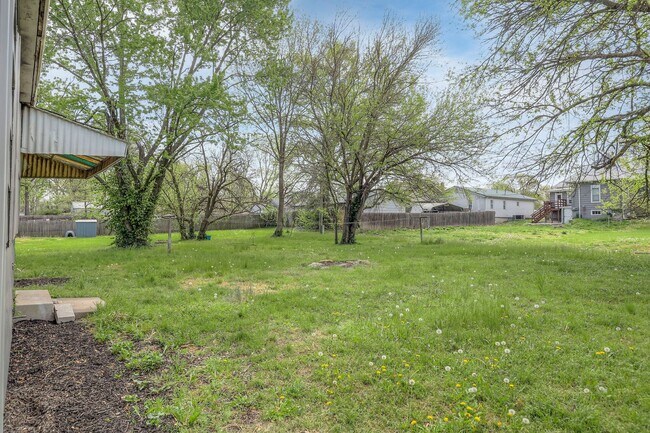 Building Photo - SMALL TOWN LIVING!!!