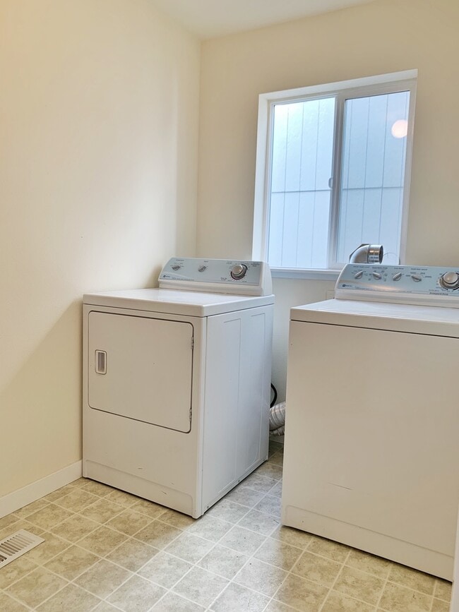 Building Photo - Bright and airy 4 bed!