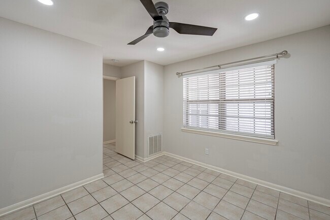 Building Photo - 3435 Gary Ln