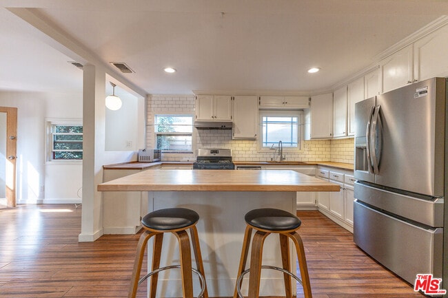 Building Photo - 3418 Greensward Rd