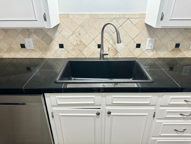 Building Photo - Coming Available June 2025 - 3-Bedroom Hom...