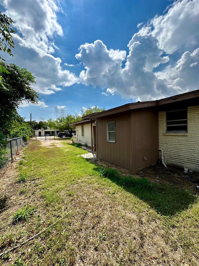 Building Photo - 823 S 17th Ave