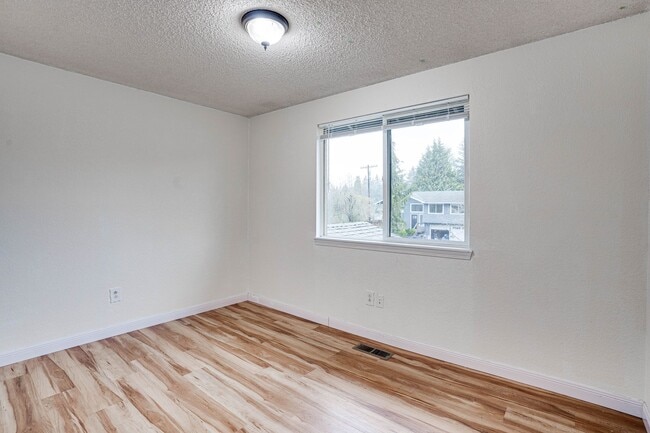 Building Photo - 3 Bedroom /1.5 Bath Silver Lake / Eastmont...