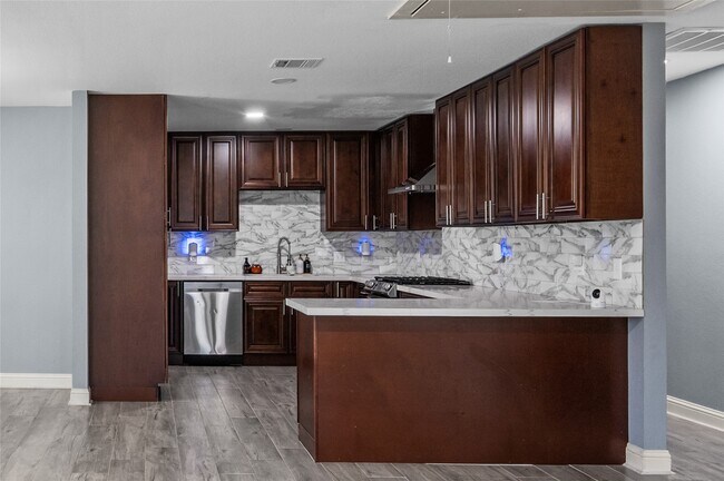Building Photo - 3853 Rosedale St