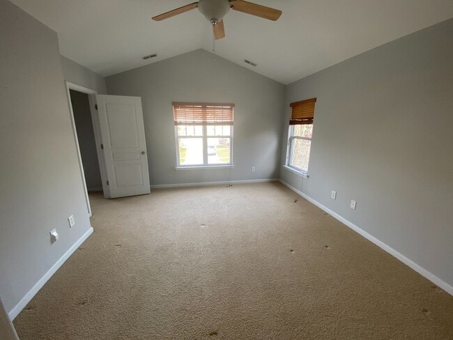 Building Photo - Move-in Ready 3 bed, 2.5 bath home located...
