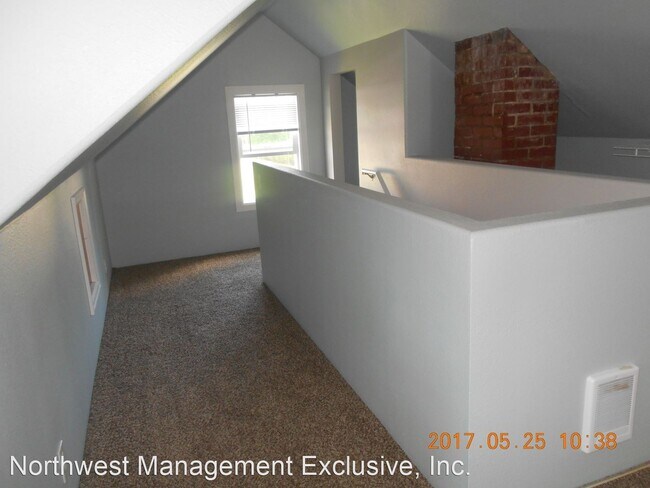 Building Photo - 3 br, 1.5 bath House - 2037 NE Dallas St.