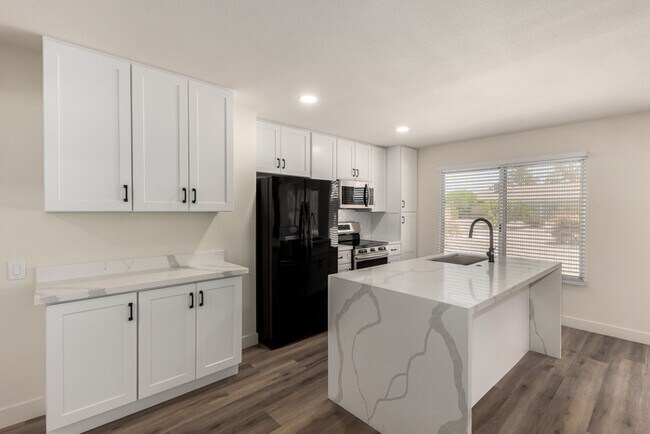 Building Photo - 17615 N Whispering Oaks Dr