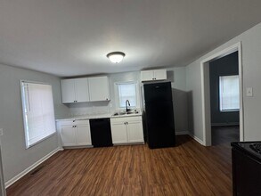 Building Photo - Remodeled 2 bedroom/ 2 bath home