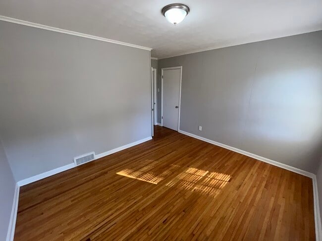 Building Photo - 3684 Bedford Ln - Available Now!