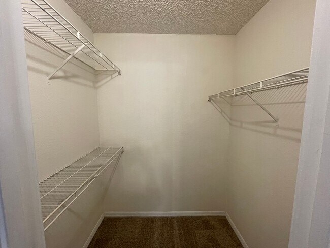 Building Photo - 2br/2ba Tradewinds Condo with Black Applia...