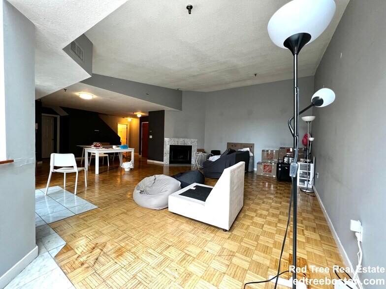 Building Photo - 152 Kelton St