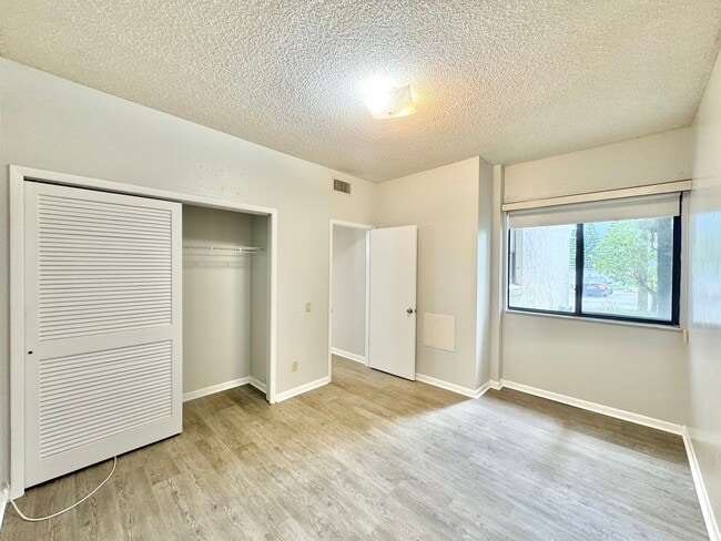 Building Photo - Ground Floor Condo - Park Lake