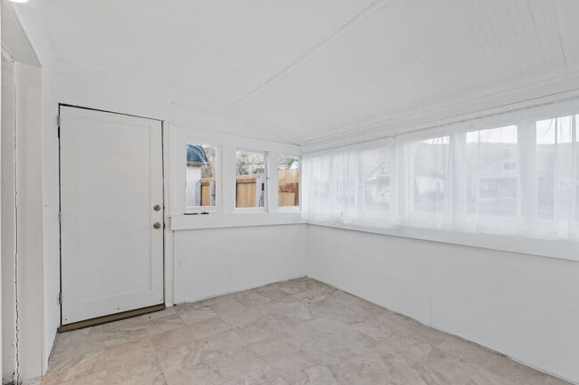 Building Photo - Classic Downtown Home