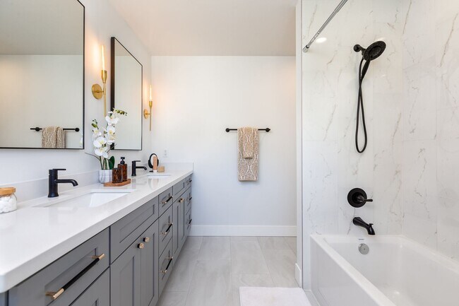 Building Photo - Ballard Living: Contemporary 5BR, 3.5BA Top-Level Unit!!