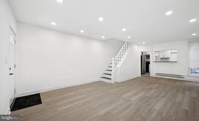 Building Photo - 558 Herman St