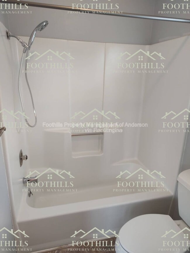 Building Photo - 213 Lake Forest Cir