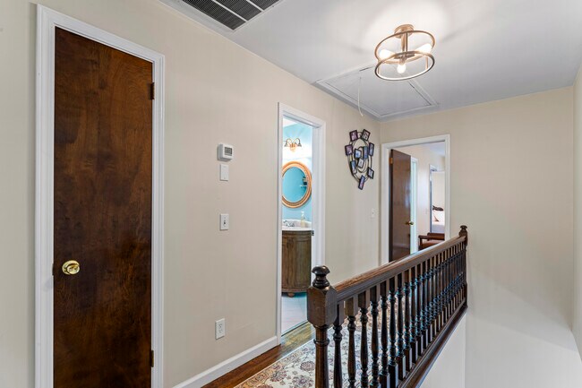 Building Photo - 8 Glenview Dr