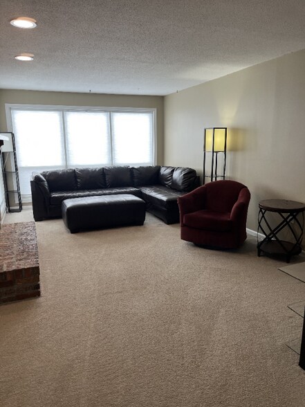 Building Photo - 559 Malletts Bay Ave