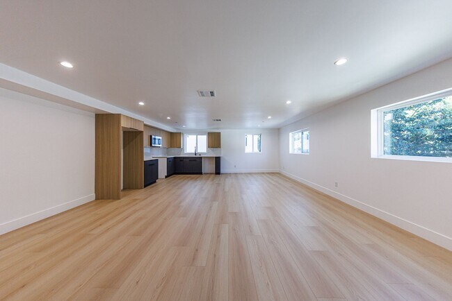 Building Photo - 1330 S Longwood Ave