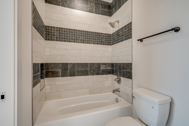 Building Photo - Stunning 4-Bedroom Nashville Home with Granite Countertops, Hardwood Floors, and Fireplace!