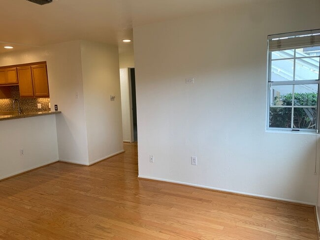 Building Photo - Gated Raintree Terrace Condo! Available Now!