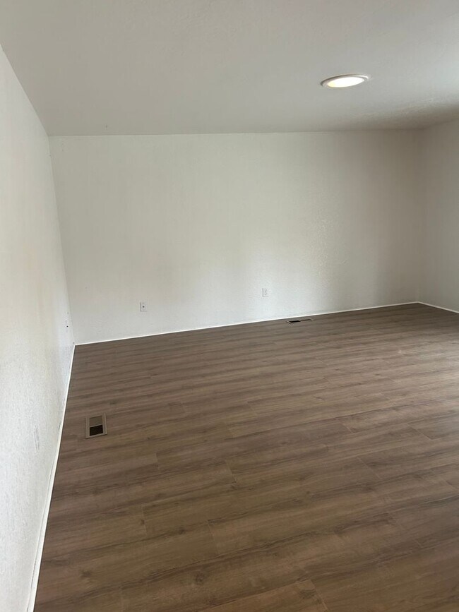 Building Photo - 3 Bedroom 2 Bath Single Family Home