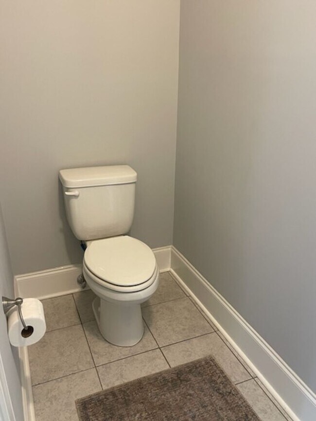 Building Photo - Welcome to this charming 3-bedroom, 2-bath...