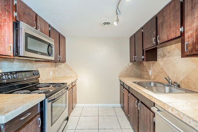 Building Photo - Spacious Upper-Level Retreat Minutes from TMC & St. Joseph’s