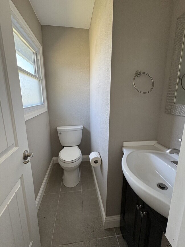 Building Photo - 3 bedroom - Montrose