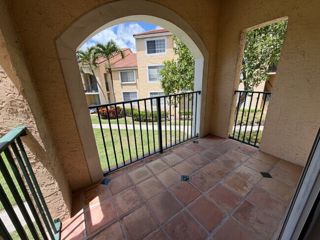 Building Photo - End unit with private side entrance!