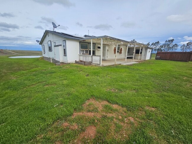Building Photo - Spacious Home on 5 Acres For Rent!