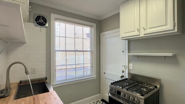 Building Photo - Bright & Modern Renovated 1-Bedroom Condo in Heathwood Court