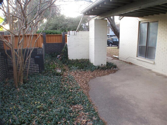 Building Photo - 10406 Shadow Bend Dr
