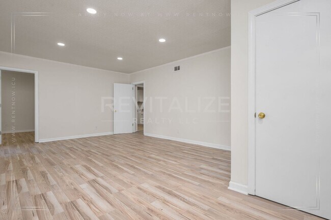 Building Photo - 2505 Robin Hood Dr