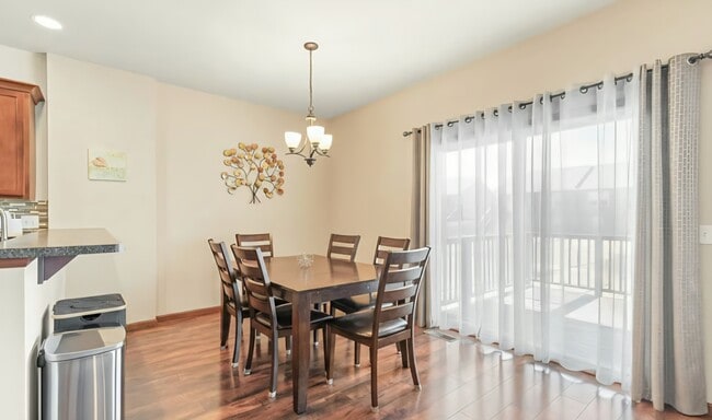 Building Photo - 1795 Sara Ct