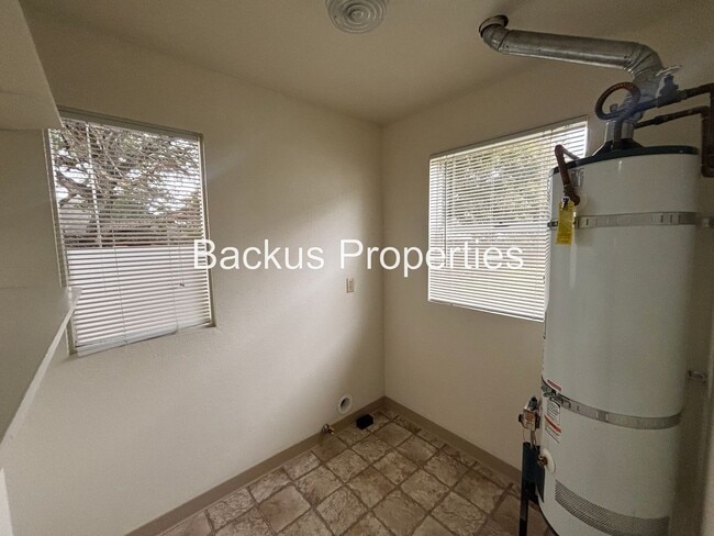 Building Photo - Darling two bedroom home in Monterey