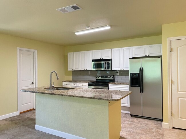 Building Photo - 3 bedroom Duplex by the Lake