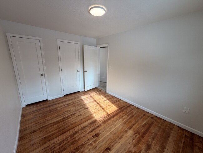 Building Photo - 105 S Kendall St