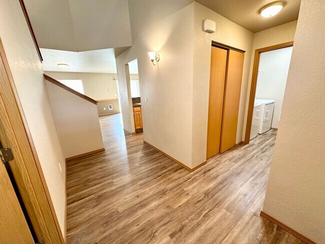 Building Photo - Updated Townhouse in Ellenbsurg