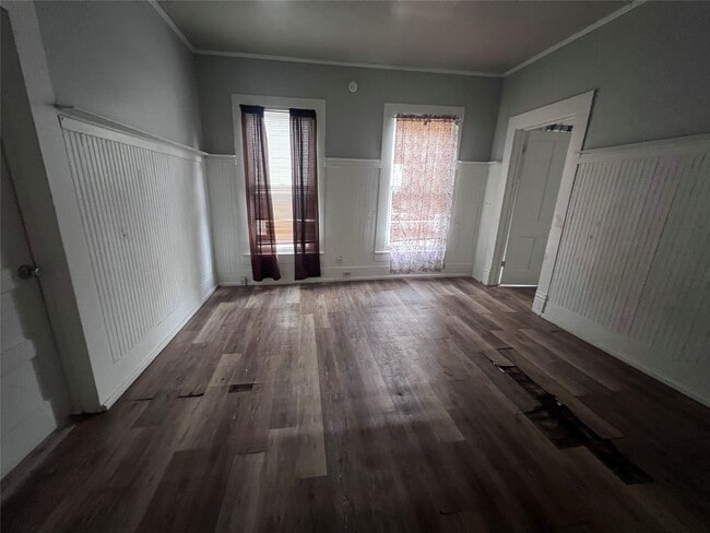 Building Photo - 513 W Caney St