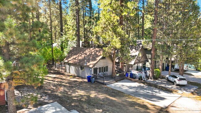 Building Photo - Remodeled 2 Bed / 1 Bath Near Bear Mountain & Golf Course