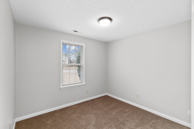 Building Photo - 3 Bedroom 2 Bathroom Home