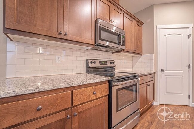 Building Photo - 3307 NE 43rd Pl
