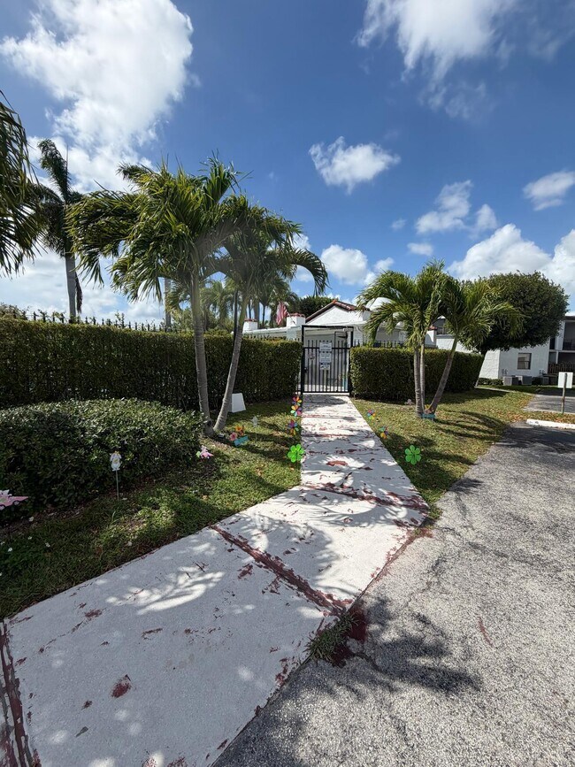 Building Photo - 9405 Fontainebleau Blvd