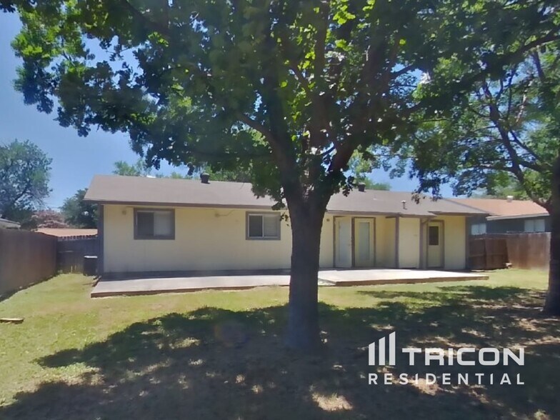 Building Photo - 206 Royal Dr